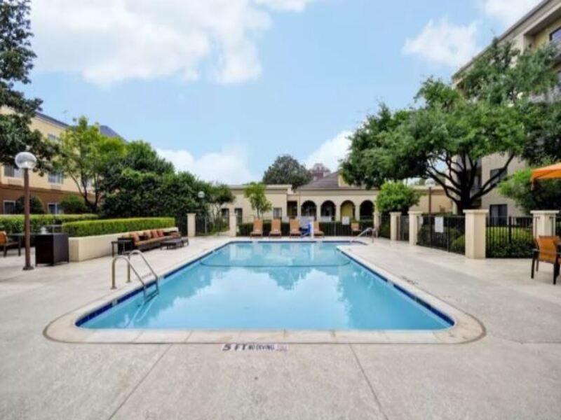 Courtyard Dallas Medical Market Center Экстерьер фото