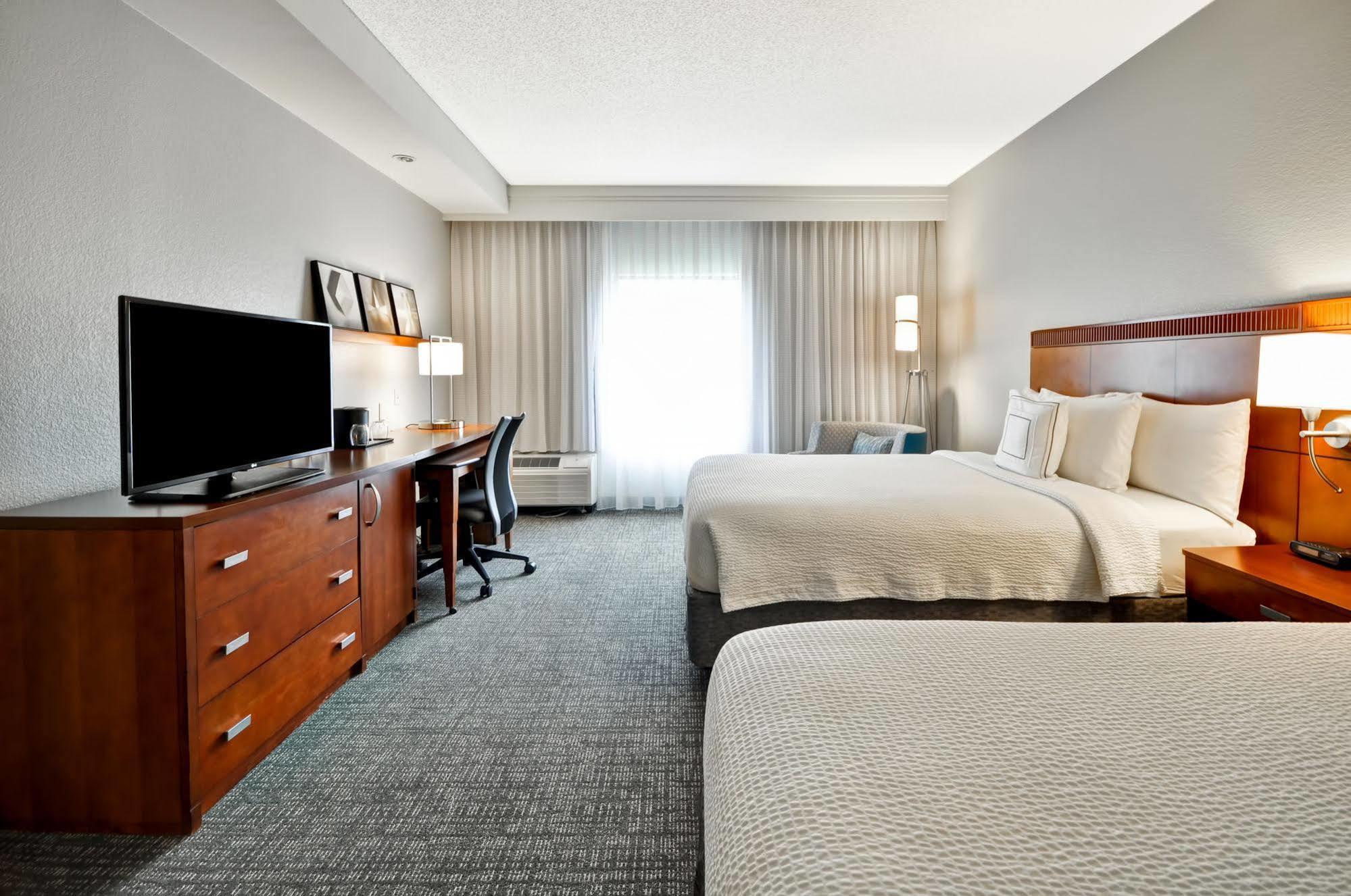 Courtyard Dallas Medical Market Center Экстерьер фото